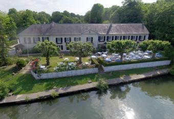 Hostellerie de Pavillon Saint-Hubert has Balcony rooms