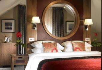 Westport Plaza Hotel, Spa & Leisure has rooms with a private hot tub