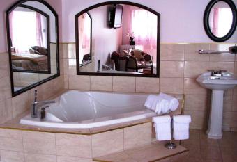 Motel Rideau has rooms with a private hot tub