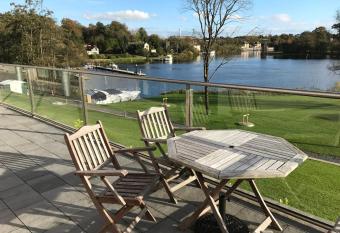 Lakeside Apartment allows 18 year olds to book a room