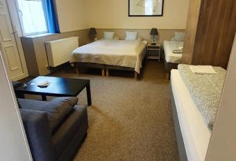 Centr  l Motel has Balcony rooms