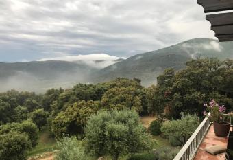 Can Maimes has rooms with a private hot tub