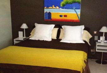 Ch  teau de Valloubi  re has rooms with a private hot tub