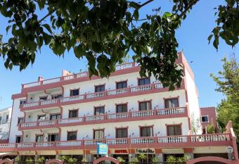 Boutique Hotel Marina S. Roque allows 18 year olds to book a room