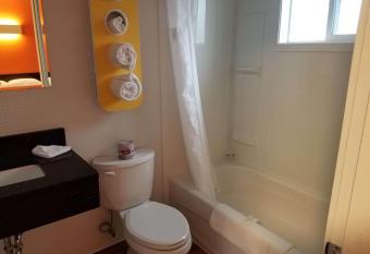 Motel 6 Cranbrook Bc allows 18 year olds to book a room