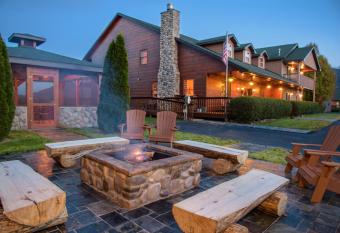 Berry Springs Lodge has rooms with a private hot tub