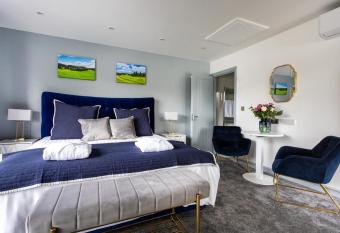 The Vale Golf & Country Club has Smoking/Balcony rooms