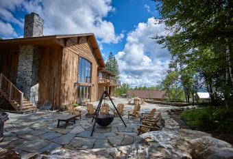 Seesaw's Lodge has rooms with a private hot tub