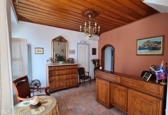 Kirki Hydra has Balcony rooms