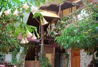 Kiswar Lodge has Balcony rooms