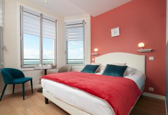 Les Chants d Ailes - H  tel Face Mer allows 18 year olds to book a room