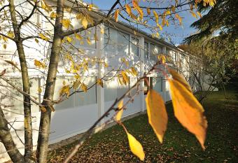 Contact H  tel du Parc allows 18 year olds to book a room