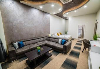 Hotel River has rooms with a private hot tub