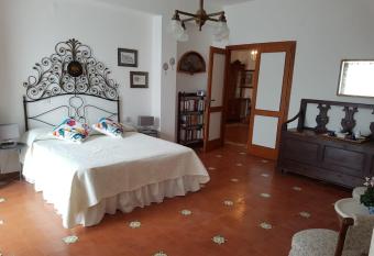 La terrazza di Anna allows 18 year olds to book a room