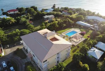 Charmant studio Ti colibri piscine et bord de mer    Sainte-Luce has Balcony rooms