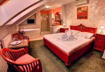 BIRDIE Pension & Wellness has rooms with a private hot tub