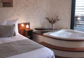 Ile du Gua Suites has rooms with a private hot tub