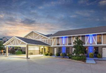 Super 8 by Wyndham Bentonville has Smoking rooms