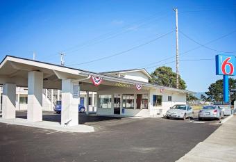 Motel 6-Crescent City, CA allows 18 year olds to book a room