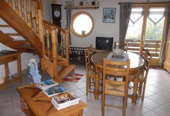 Le Chant du Coq has Balcony rooms