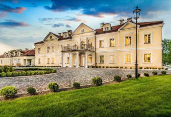 Hotel Sobienie Kr  lewskie has Balcony rooms