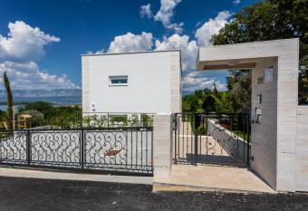 Villa Zarra allows 18 year olds to book a room