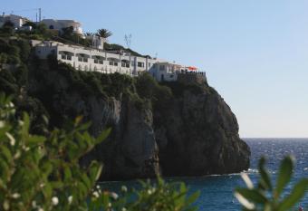 Club Menorca - Solo Adultos allows 18 year olds to book a room