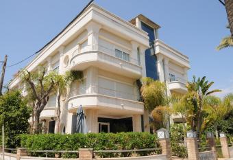 MAREA ApartHotel allows 18 year olds to book a room