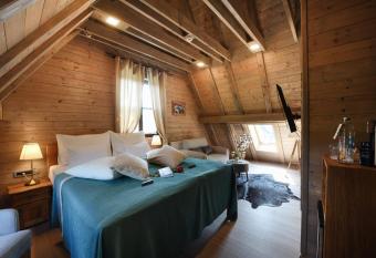 Ethno Houses Plitvice Lakes Hotel has rooms with a private hot tub