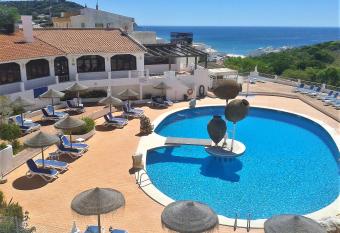 Apartamentos Salema Praia Club allows 18 year olds to book a room