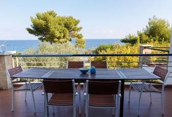 Into The Blue Villa has Balcony rooms