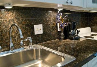 Kihei Bay Surf 130- Garden View Studio, FREE PARKING has rooms with a private hot tub