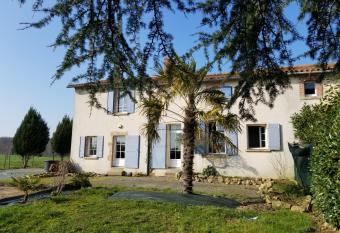 Le Beugnon has Balcony rooms