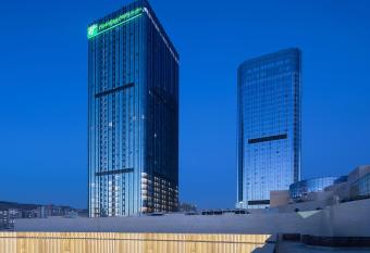 Holiday Inn & Suites Lanzhou Center, an IHG Hotel has rooms with a private hot tub