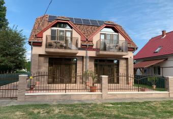 Mediter  n Fedett Medenc  s Apartmanh  z has Balcony rooms