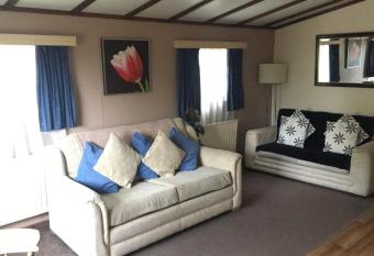 The Raddle Inn Log Cabins has rooms with a private hot tub