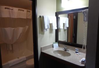 AmericInn by Wyndham Grand Rapids has rooms with a private hot tub