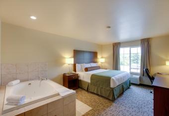 Cobblestone Inn and Suites - Clintonville has rooms with a private hot tub