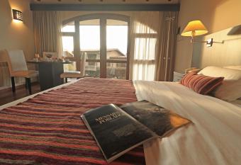 Monasterio Hotel Boutique has rooms with a private hot tub