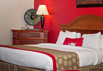 Ramada by Wyndham New Iberia has rooms with a private hot tub