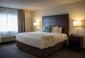 Cobblestone Suites - Oshkosh has rooms with a private hot tub