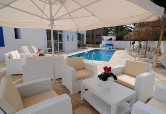 Lithos Studios has Balcony rooms