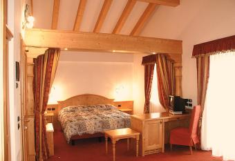 Hotel Laurin has rooms with a private hot tub