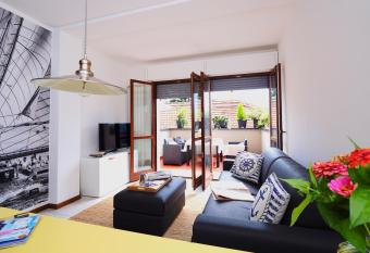 17 Lake Sweet Home has Balcony rooms