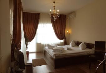 Ave Hotel Victoriei has rooms with a private hot tub