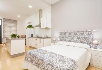 Canadian 2 allows 18 year olds to book a room