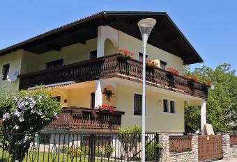 Zimmervermietung Stocker allows 18 year olds to book a room