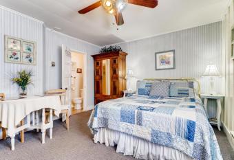 Piety Hill Cottages allows 18 year olds to book a room