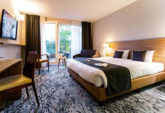 Utopia Hotel - Art & Nature Hotel has rooms with a private hot tub