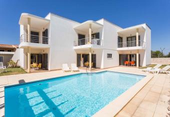 Estudios Montinhos Da Luz by Seewest allows 18 year olds to book a room